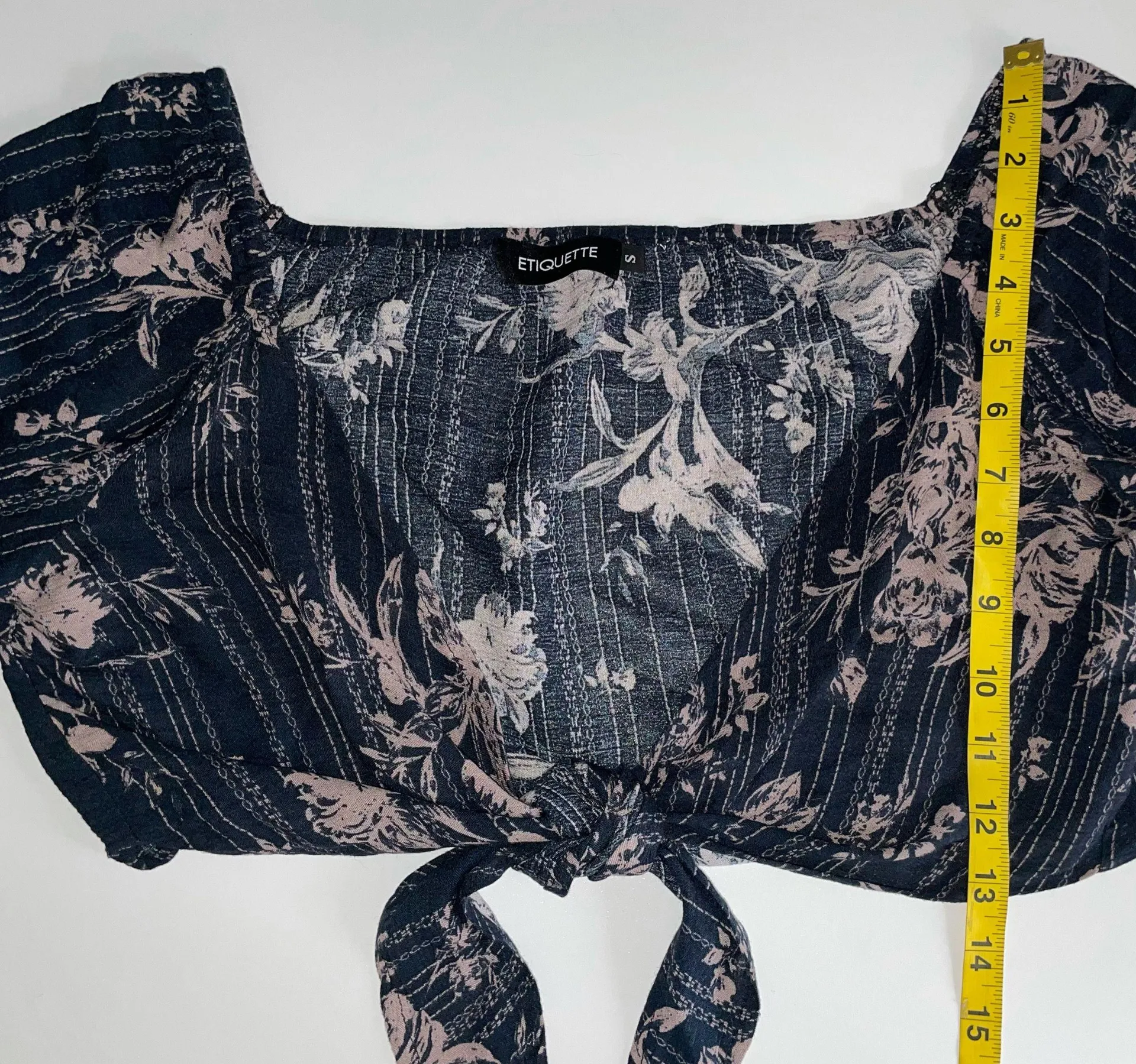 ETIQUETTE Front Tie Crop Top Sz S - Image 4