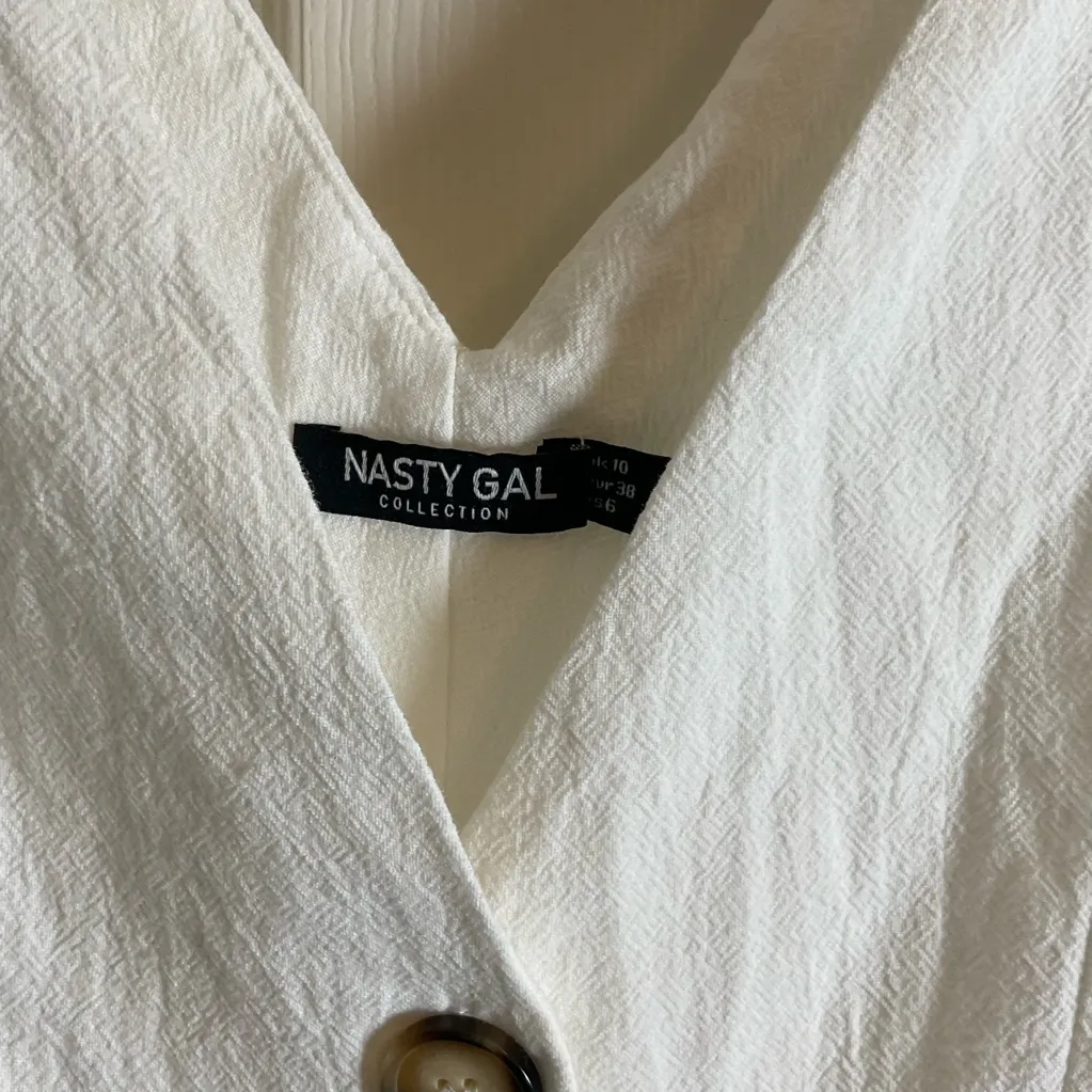 Nasty Gal White Button-Front Woman’s Jumpsuit size 6 - Image 4