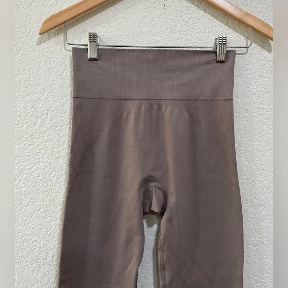 Cuyana stretch leggings in mushroom womens size S/M - Image 5