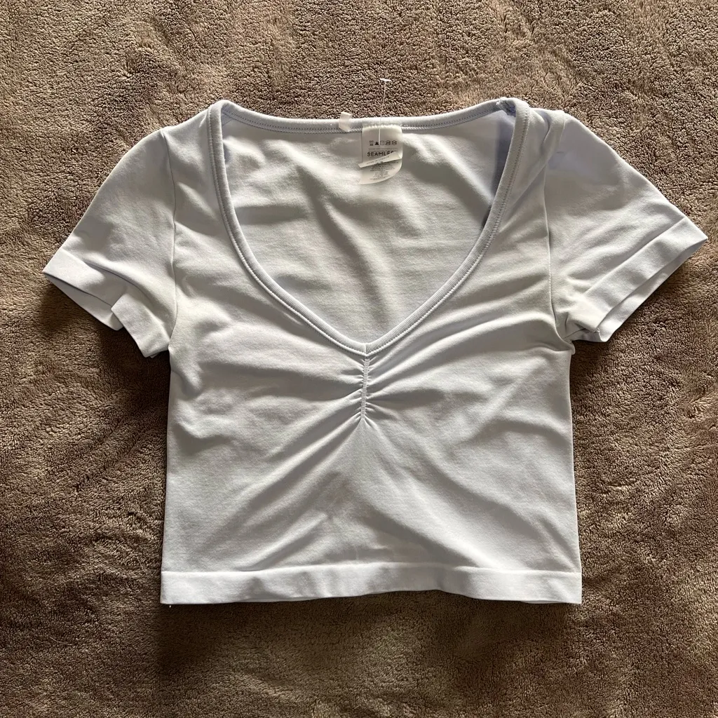 ARITZIA Seamless Light Blue Short Sleeve Stretch Tee V-neck Scrunch Sz XS EUC - Image 4