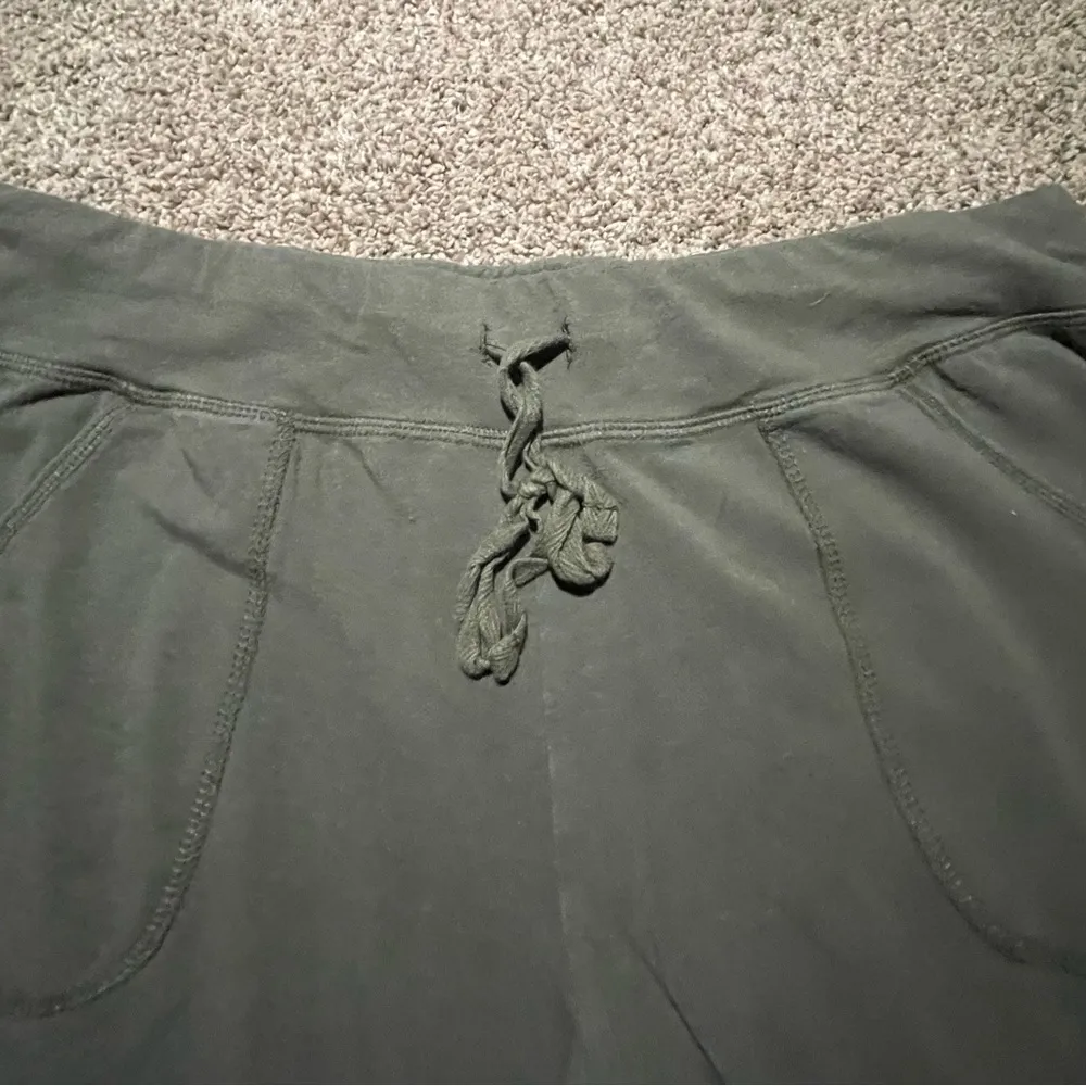 Woman’s Athletic Works Athleisure Core Knit Capris Pull on drawstring Size Large - Image 5