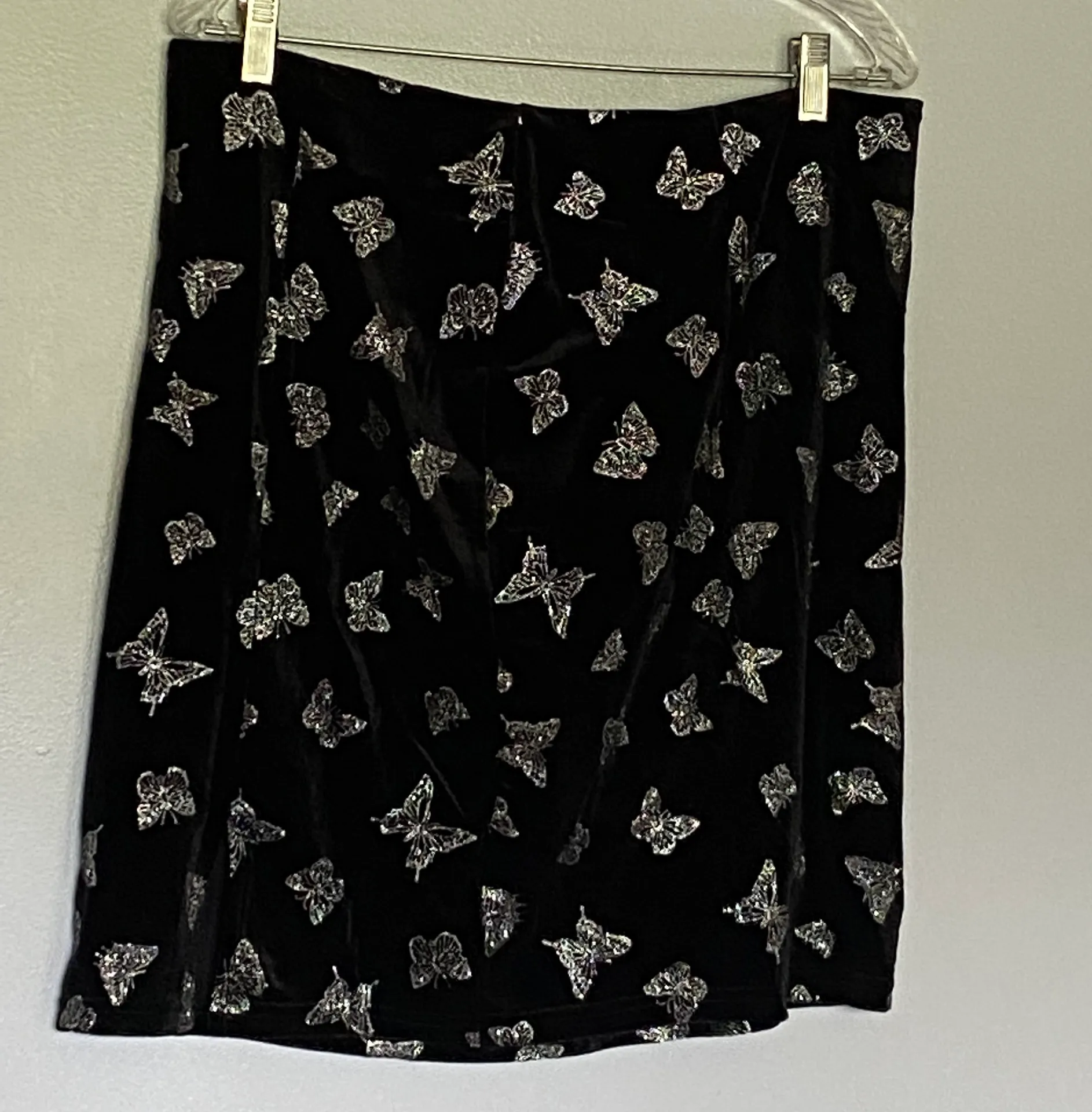 SheIn Allover Butterfly Print Split Hem Velvet Skirt - Image 3