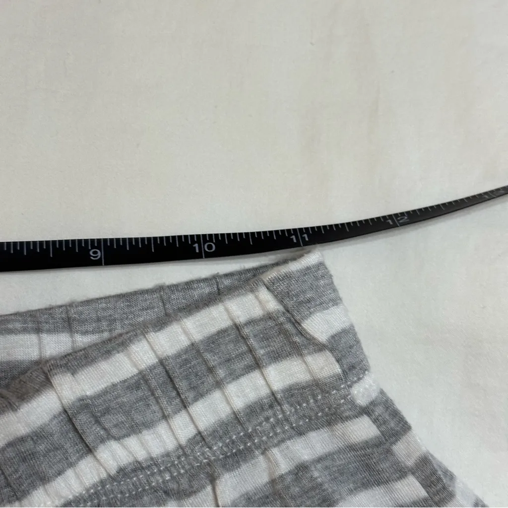 Bellino Gray & White Ruffle Hem Striped Casual Shorts Small - Image 6