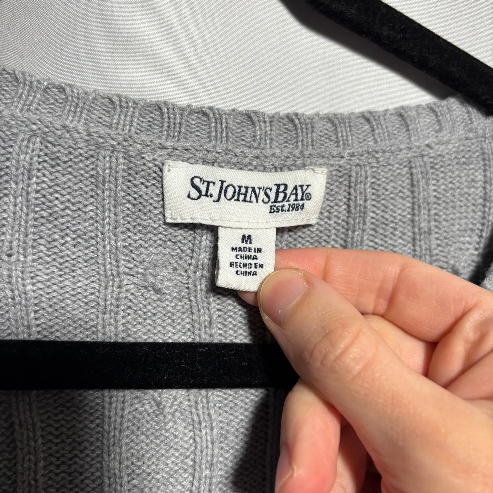 St. Johns Bay Gray V Neck Cable Knit Sweater Sz M Tennis Prep Old Money Academia - Image 3