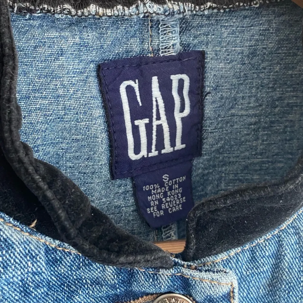 • vintage gap jean vest • - Image 3