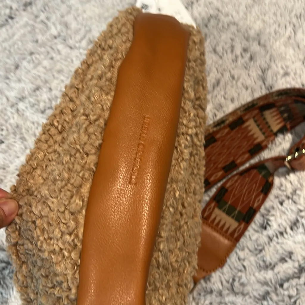 Urban Originals Dance soft Sherpa bag with two straps. NWT Tan - Image 12