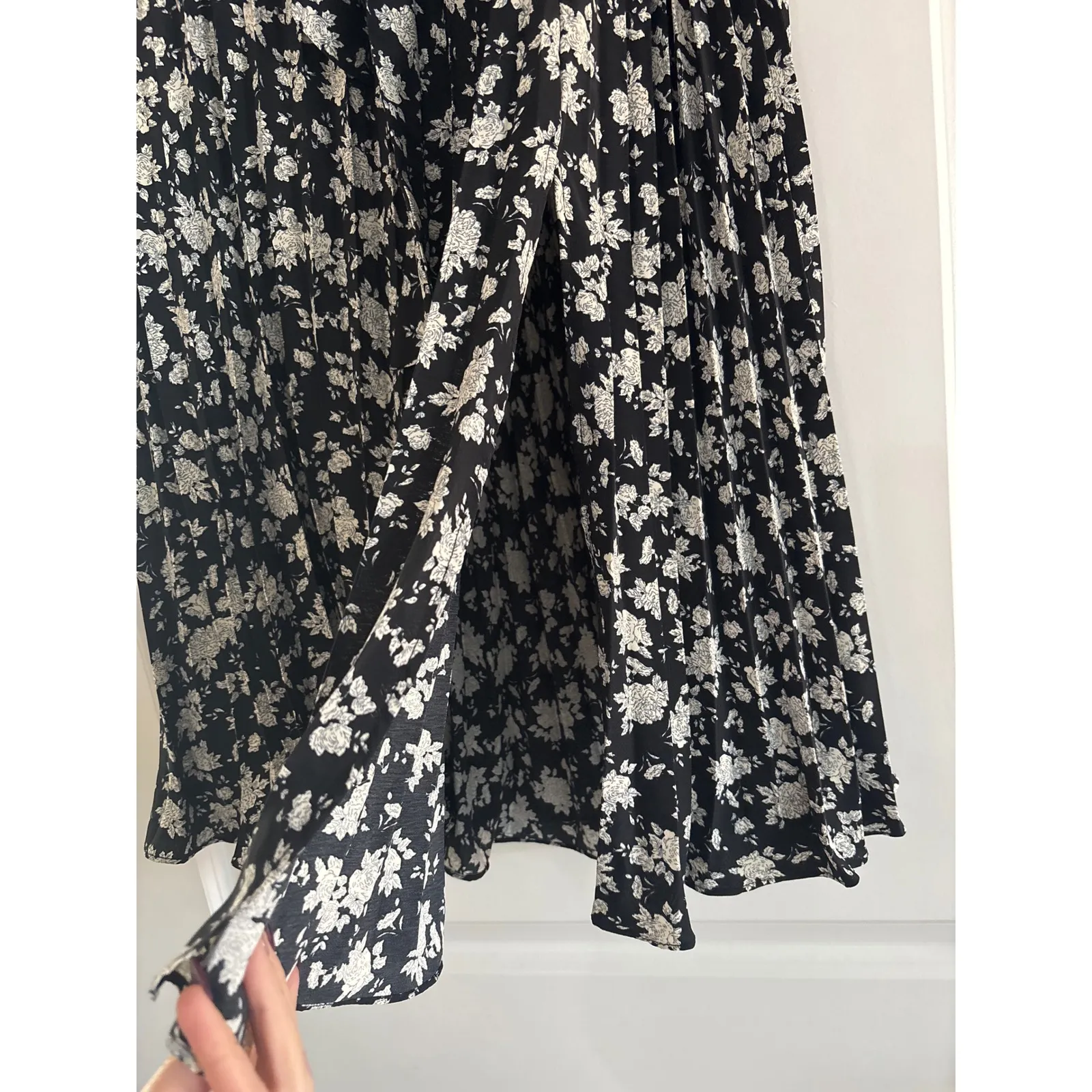 Skies Are Blue Pleated Midi Skirt Black Floral Print Size L - Image 3