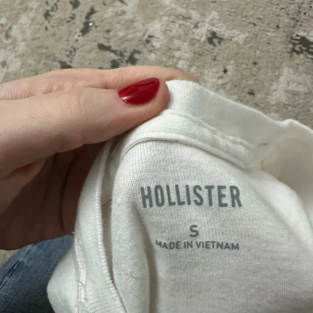 Hollister Oracle Red Bull Racing Graphic Baby Tee Size Small in White - Image 4