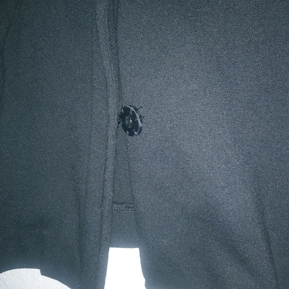 Elle M Short Sleeved 3-Snap Crop Jacket in Black - Image 5