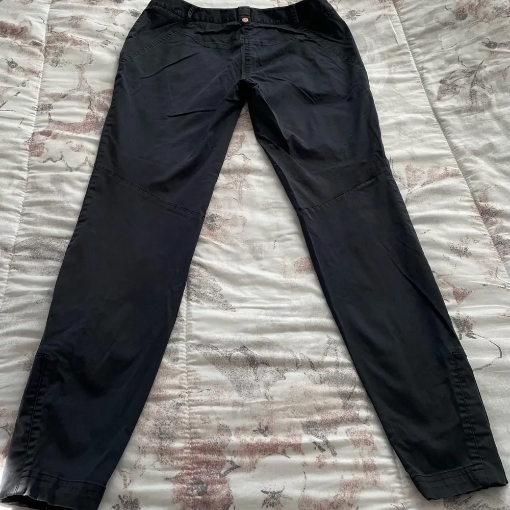 Ted Baker London black zip pockets rose gold snap buttons ankle pants 2 or US 6 - Image 8