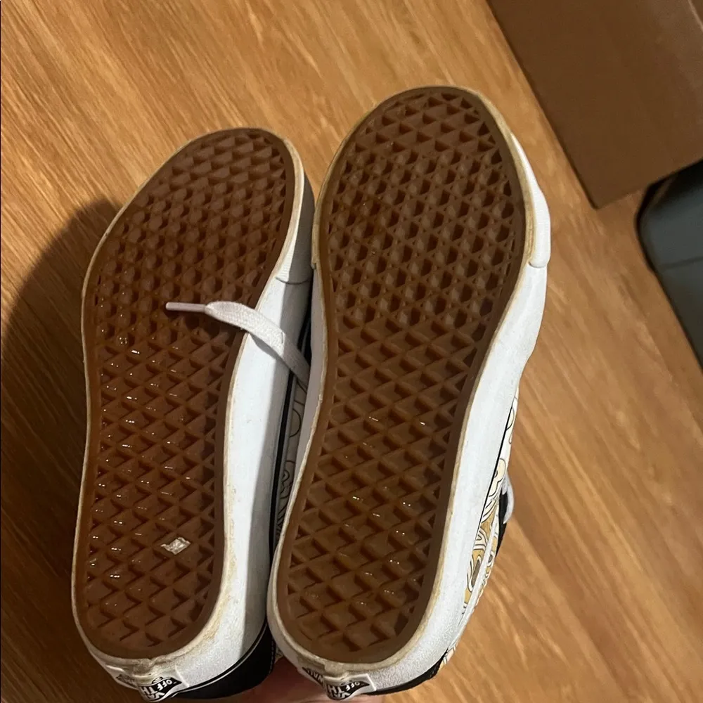 Vans Black and White High-Tops with Gold Heart Design size 8 excellent condition - Image 7