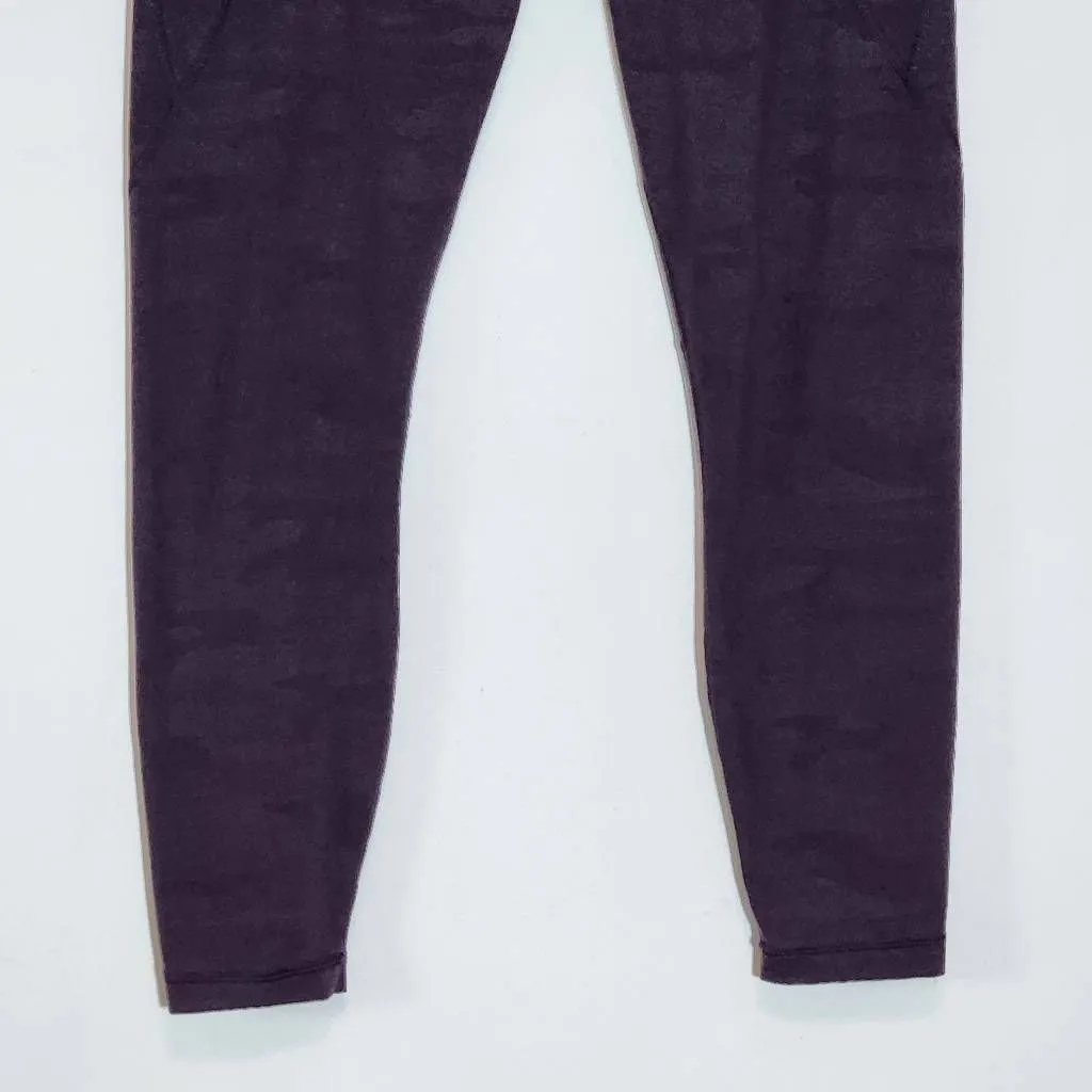 Active Life Purple Camo Capri Leggings Size Medium Purple Leggings - Image 3