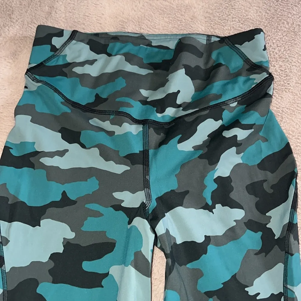Base Pace HR legging 25” Color: Heritage Camo Tidewater Teal 10 NWOT - Image 7