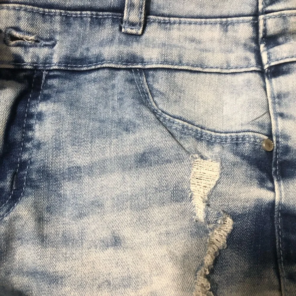 Refuge 3 button high rise shortie distressed women’s size 0 25cuffed jean shorts - Image 7