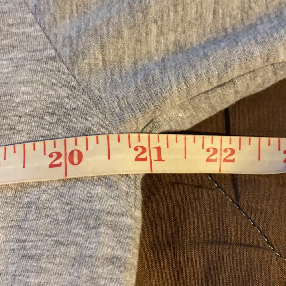 Messy Bun Just Chillin’ Giraffe Cropped Tee Med - Image 3