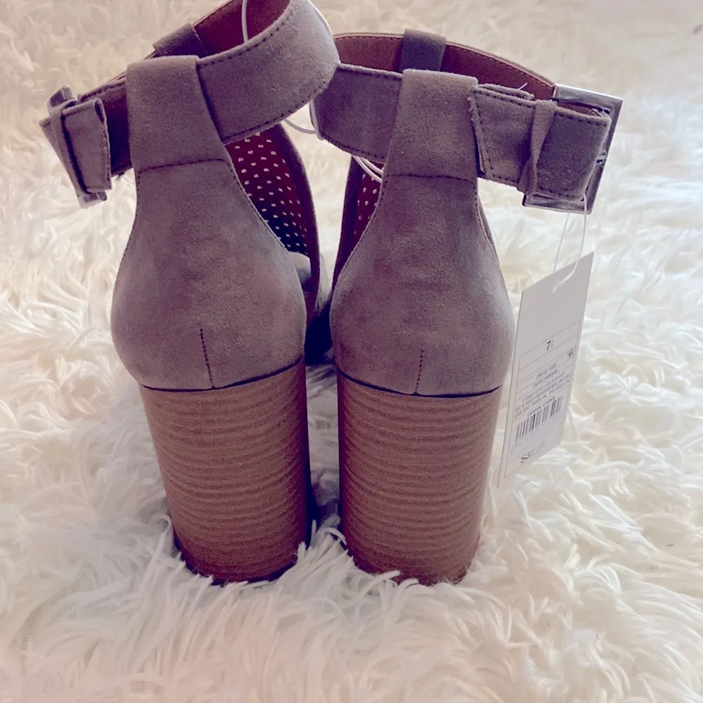 Universal Threads Universal Thread heels NWT - Image 3