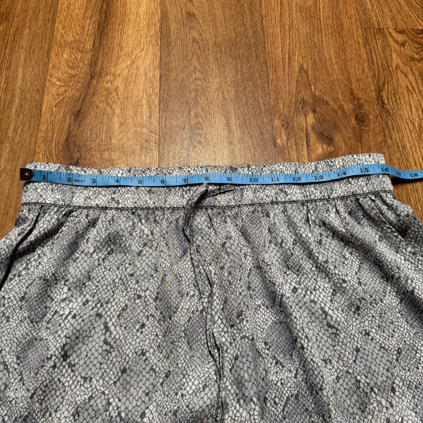 J.McLaughin Tia Desert Scale Snake Gray Satin Pull On Drawstring Pants Large - Image 4