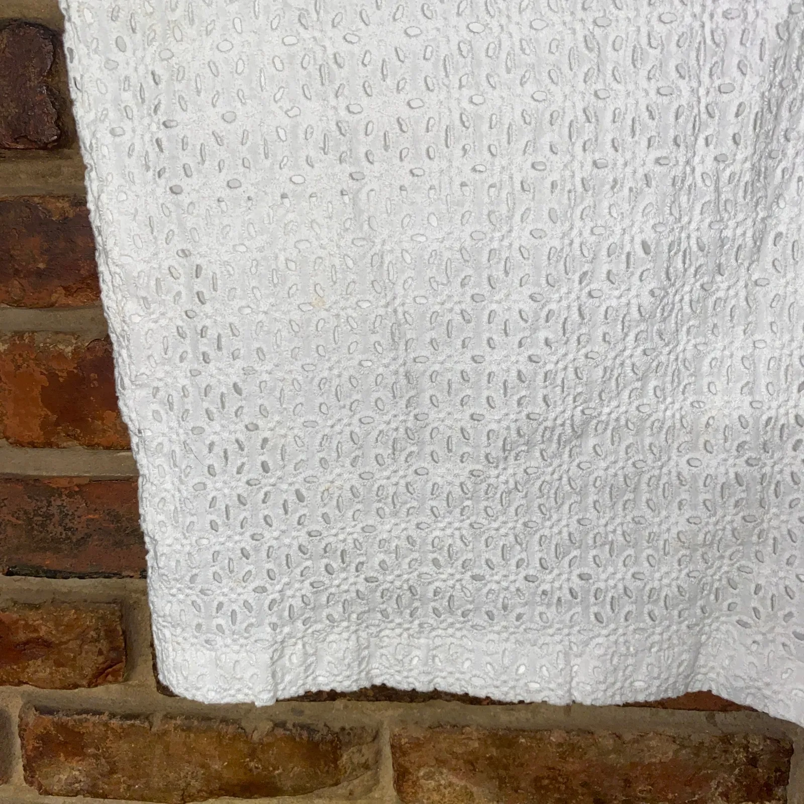 St. Tropez West White Eyelet Embroidered Pencil Straight Skirt Women's Size 6 - Image 3