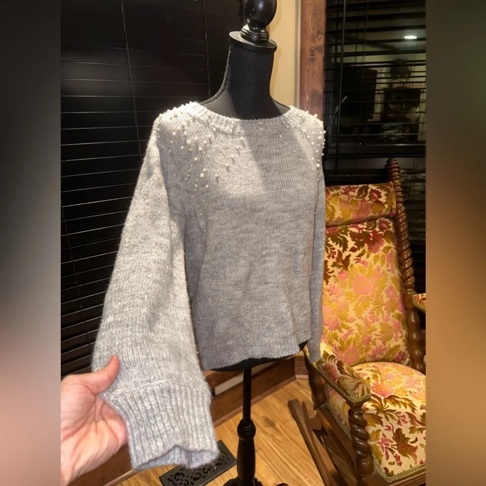 EUC Hem & Threads sweater gray color long sleeve with pearls embellishment Sz S - Image 3