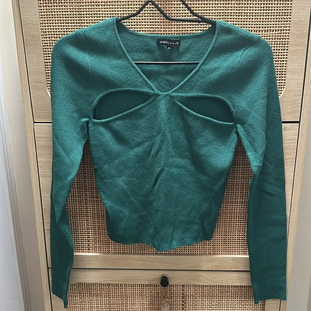 Kendall & Kylie Womens Sweater Size XS Green Late Night Cutout V Neck NWOT - Image 3