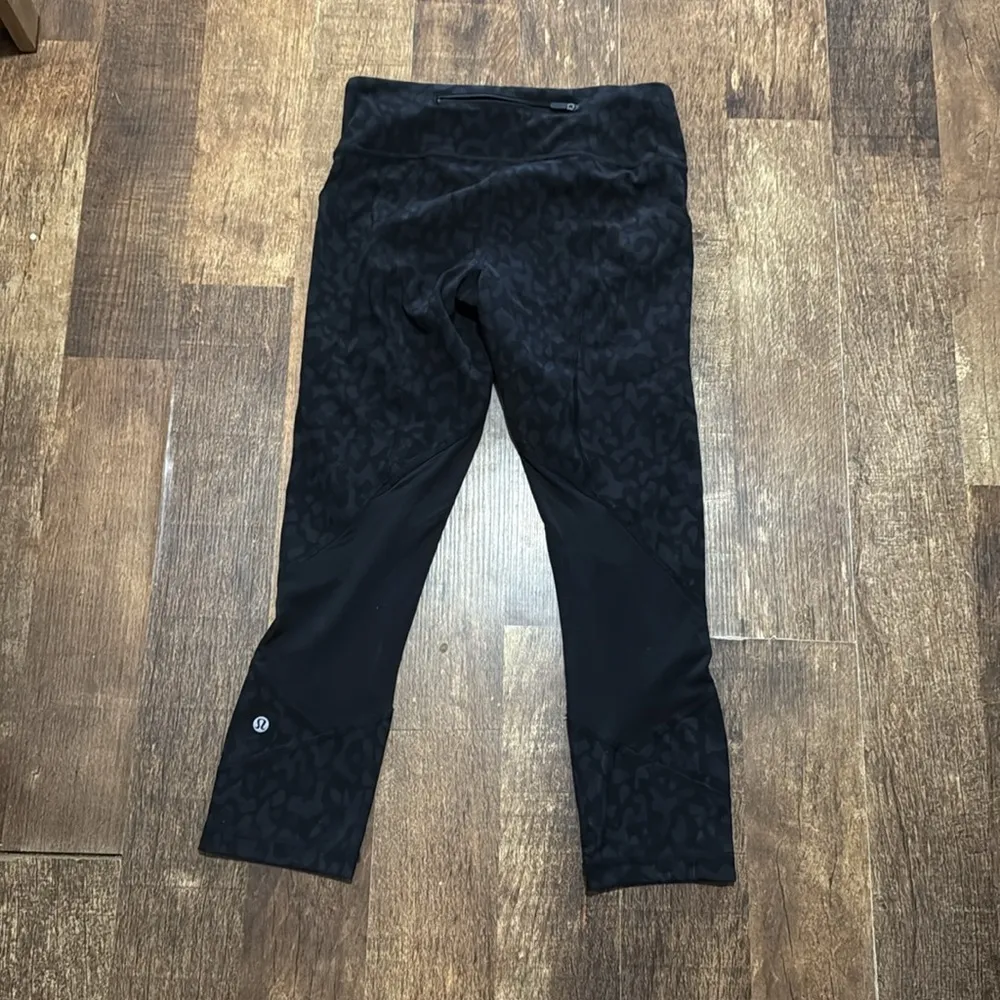 Lululemon cropped black cheetah side pocket leggings - Image 5
