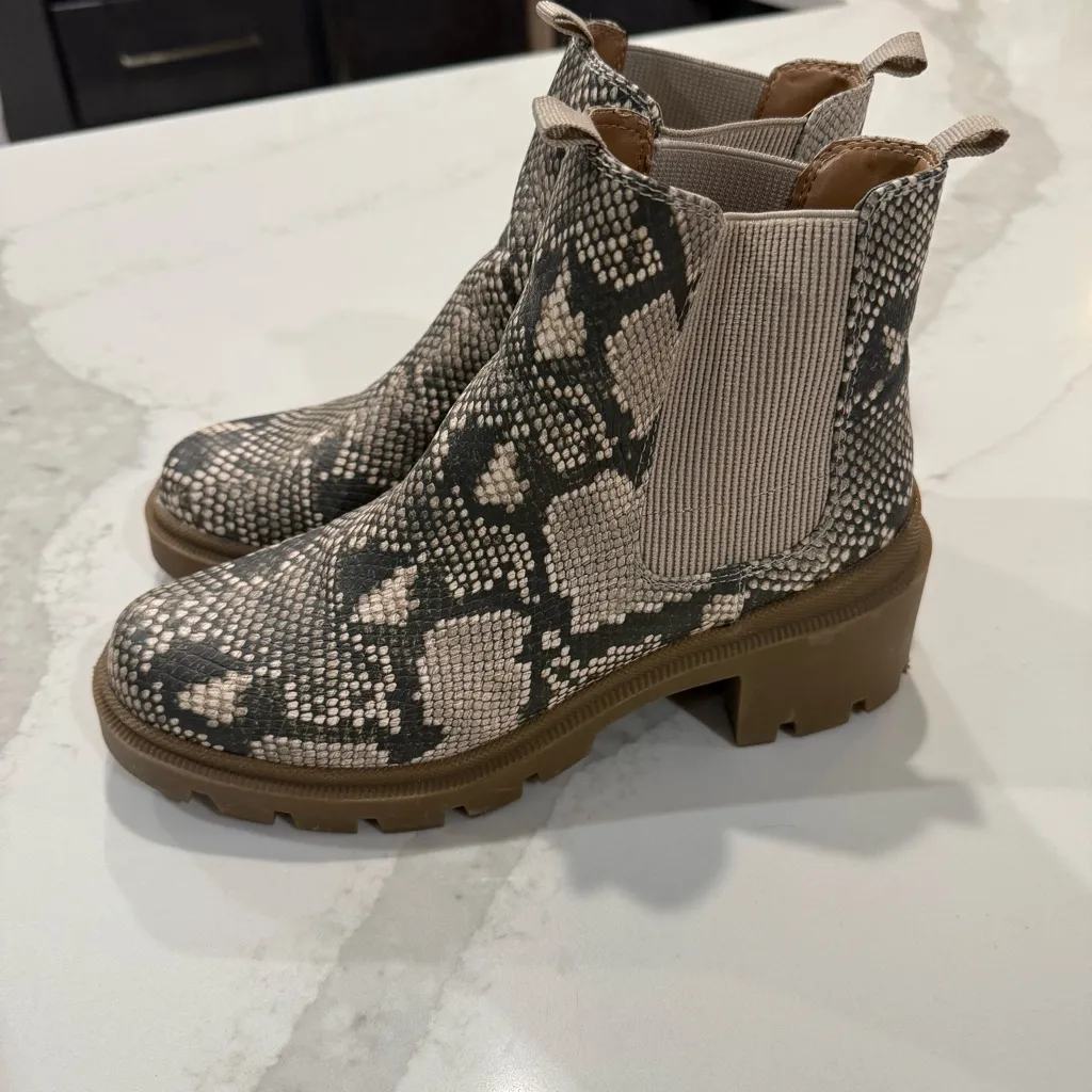 Universal Threads Snakeskin Slip On Chelsea Boots Women’s 8.5 Tan Combat Chunky - Image 5