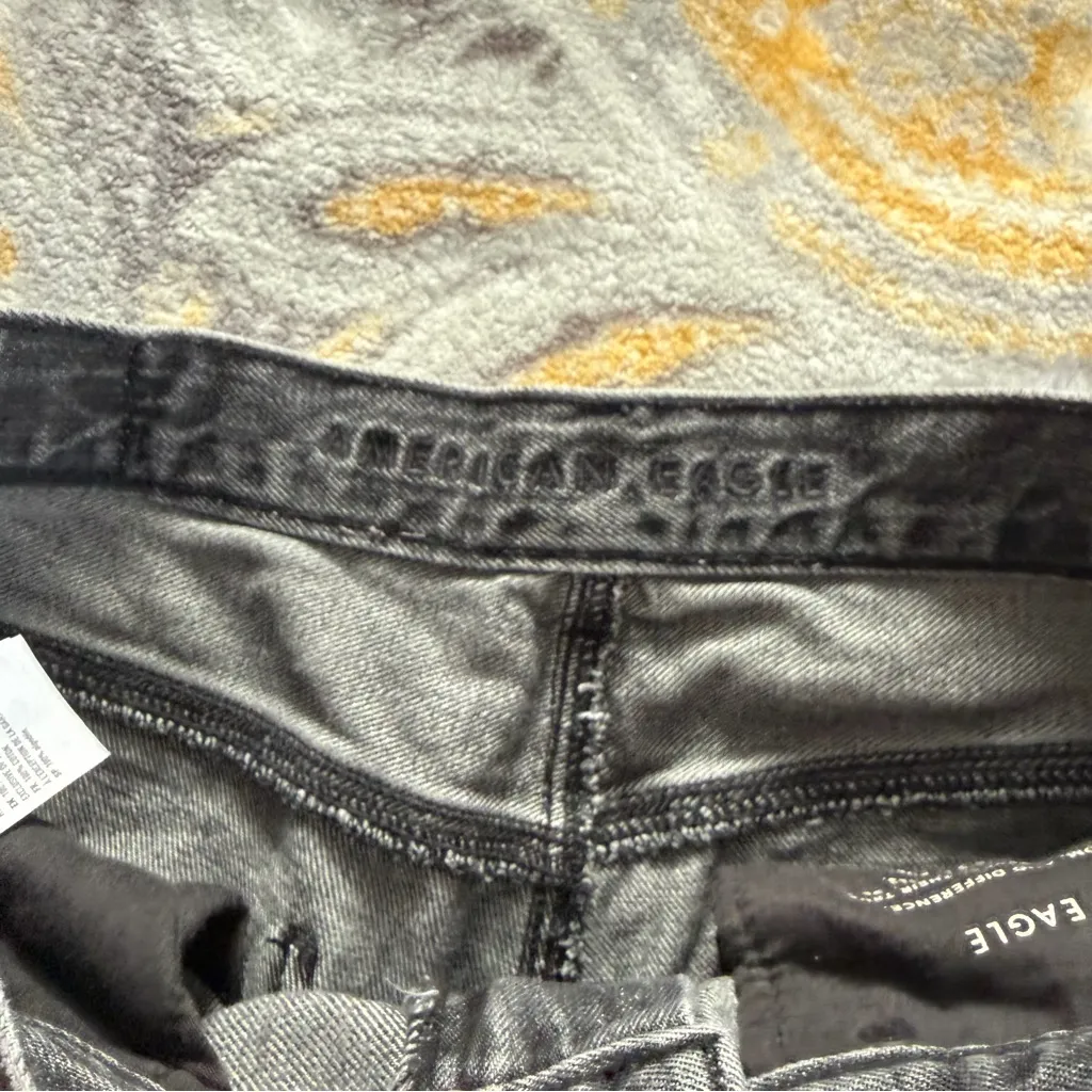 American Eagle black distressed high rise mom jeans size 2 regular - Image 3