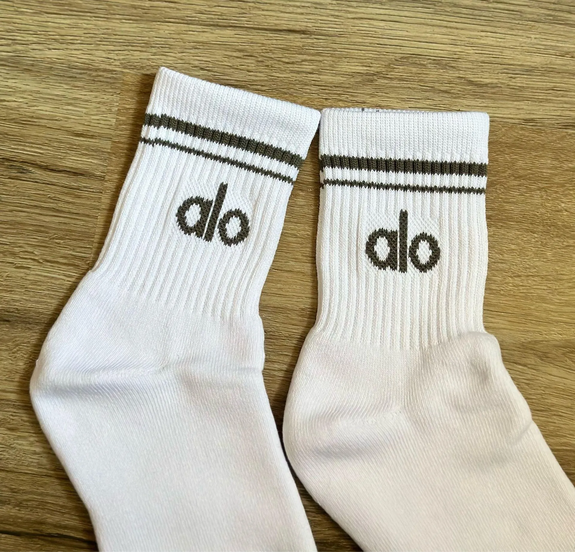 Alo Yoga Half-Crew Throwback Socks - White/Grey accents M - Image 2