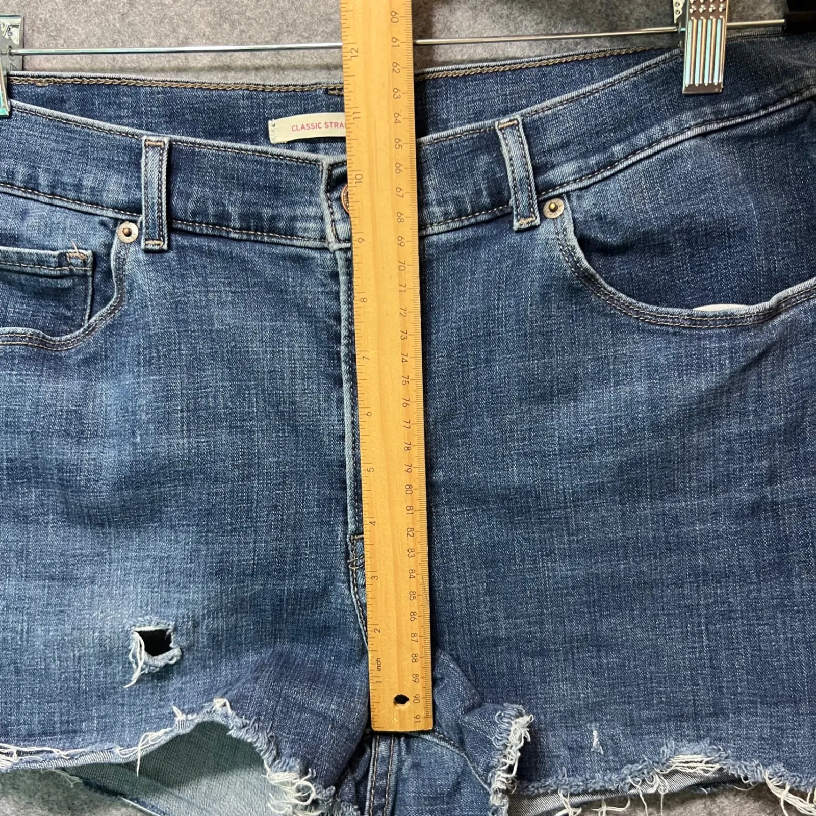 Levi's Cutoff Denim Shorts‎ Sz 16 Distressed Raw Hem Mid Rise Frayed Ripped - Image 4
