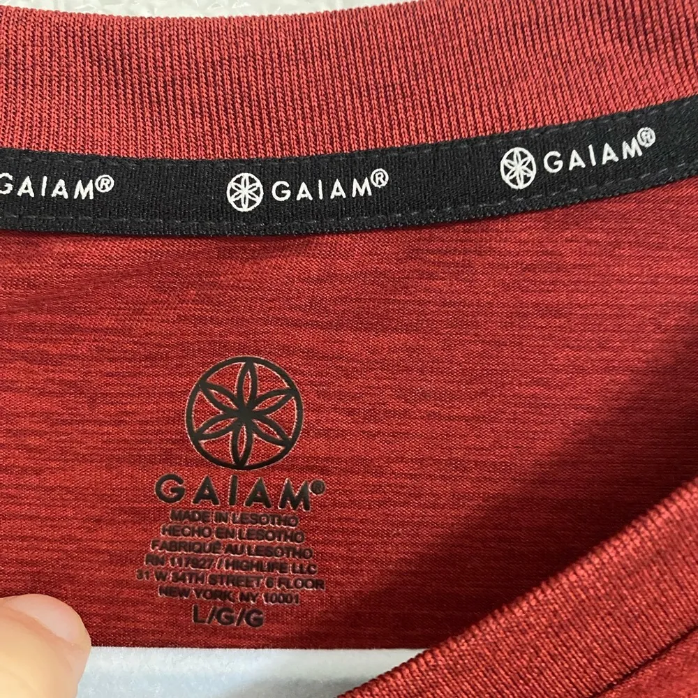 Gaiam burgundy yoga shirt size L - Image 3