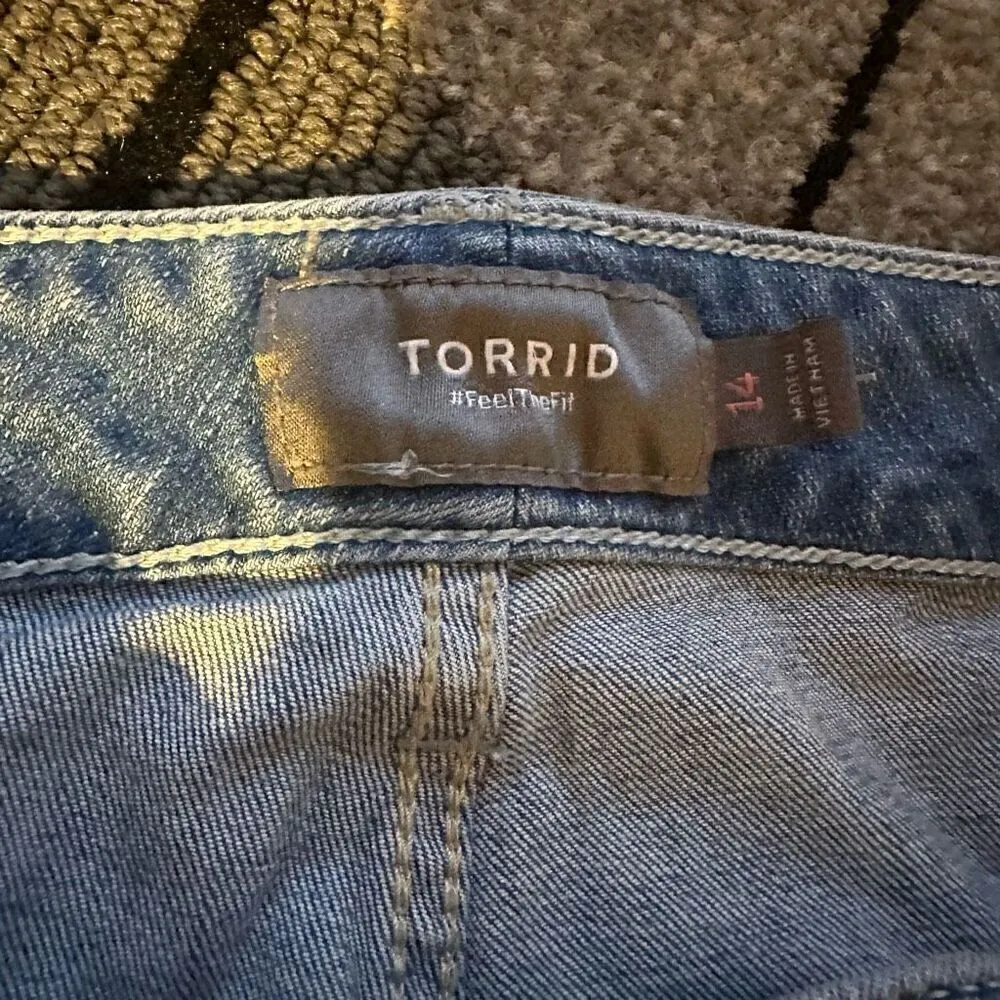 Torrid 14 light wash raw hem Jean shorts - Image 4