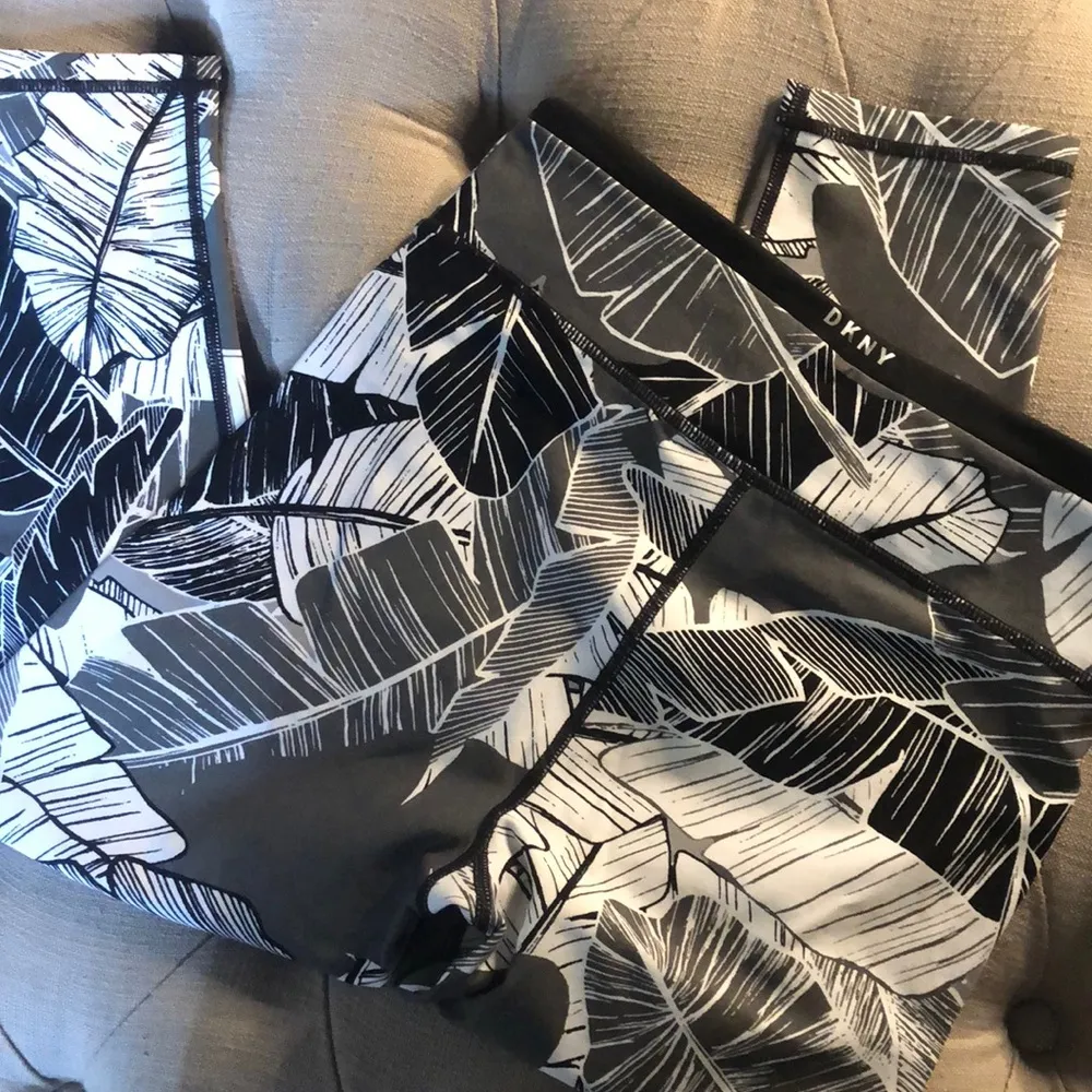 DKNY Palm Print Capri Leggings - Image 5