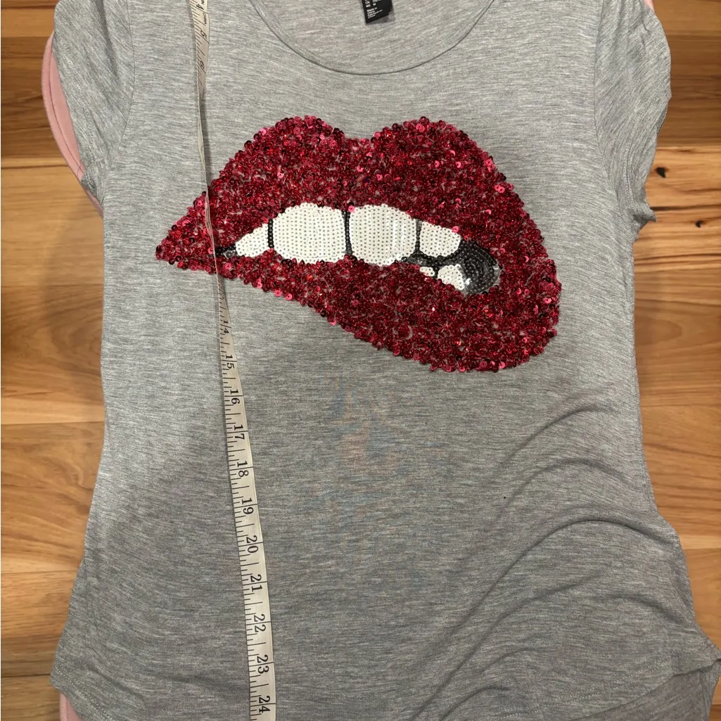 H&M Gray Top with Red Sequin Lips Design - Image 7