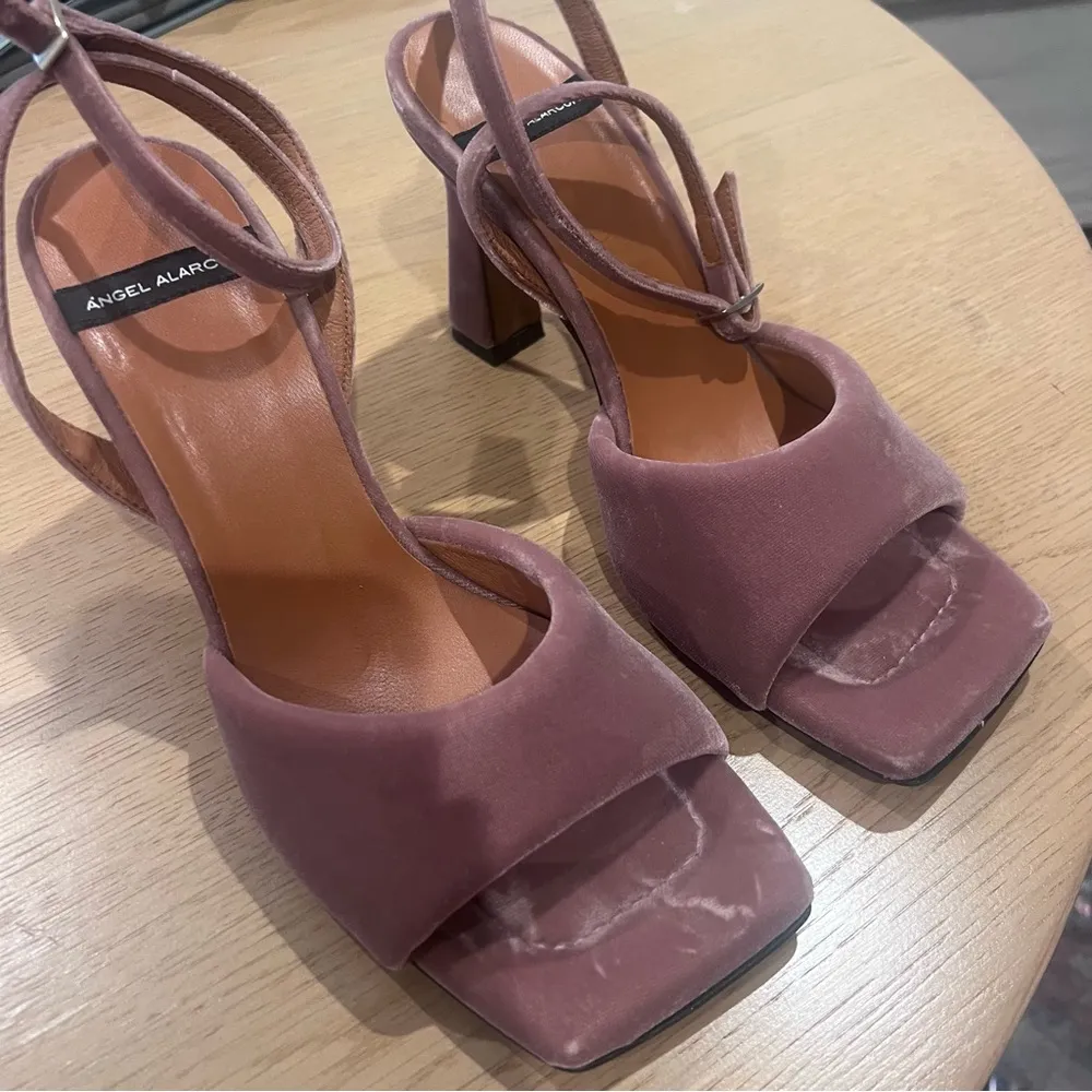 ANTHROPOLOGIE Women’s Angel Alarcón Puffy Ankle-Strap Heels Size 39 Dusty Pink - Image 5