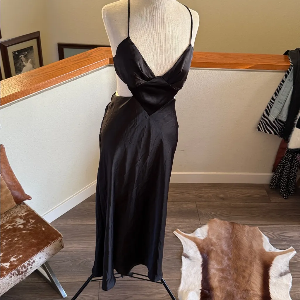 Zara cut out satin maxi
Dress black size medium - Image 2