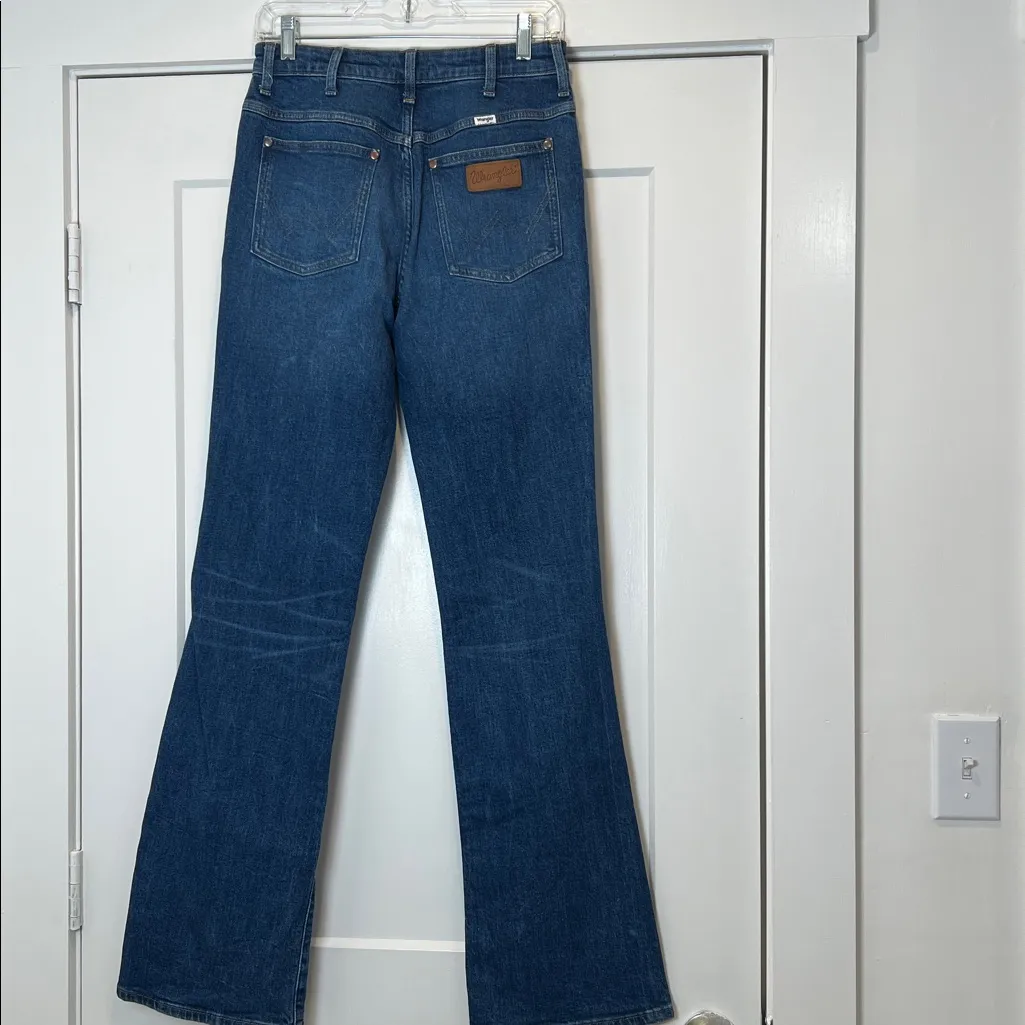 Wrangler Women's Classic Blue Flare Jeans size 28x34. In perfect condition! - Image 9