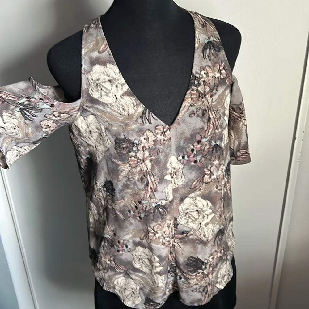 24th & Union Women’s Flattering V-Neck Short Sleeve Floral Cold Shoulder Top - Image 6