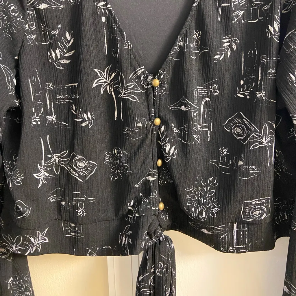 Torrid button up semi cropped blouse black tie front 2X - Image 4