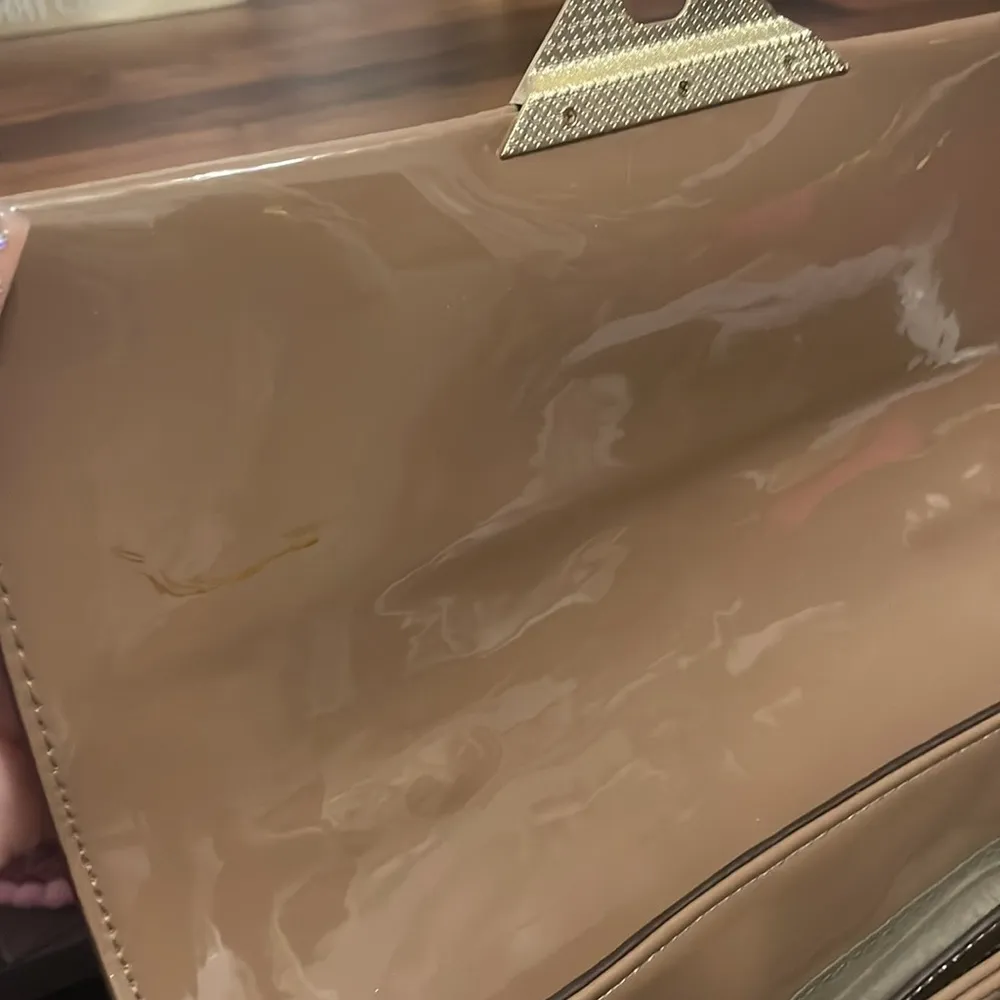 💙💖 NWT Adrienne Vittadini Dark Taupe Patent Leather Bag - Image 5
