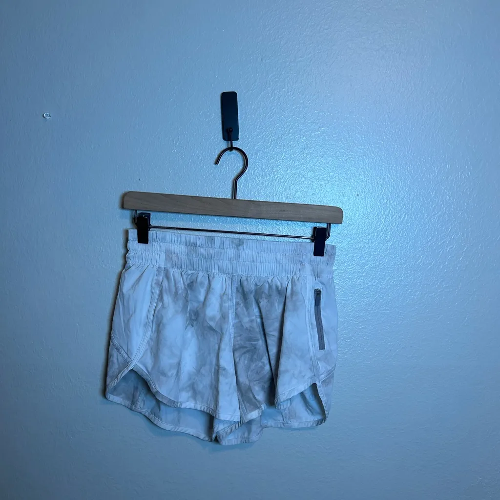 Lululemon Tracker Short‎ V *4"
Diamond Dye White Dark Chrome - Image 2