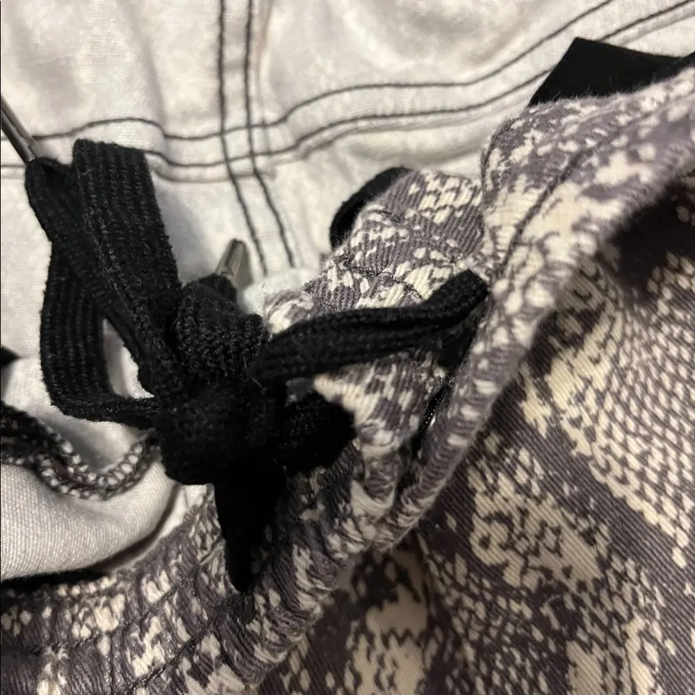 URBAN OUTFITTER Python Print
Jogger pants size medium - Image 5