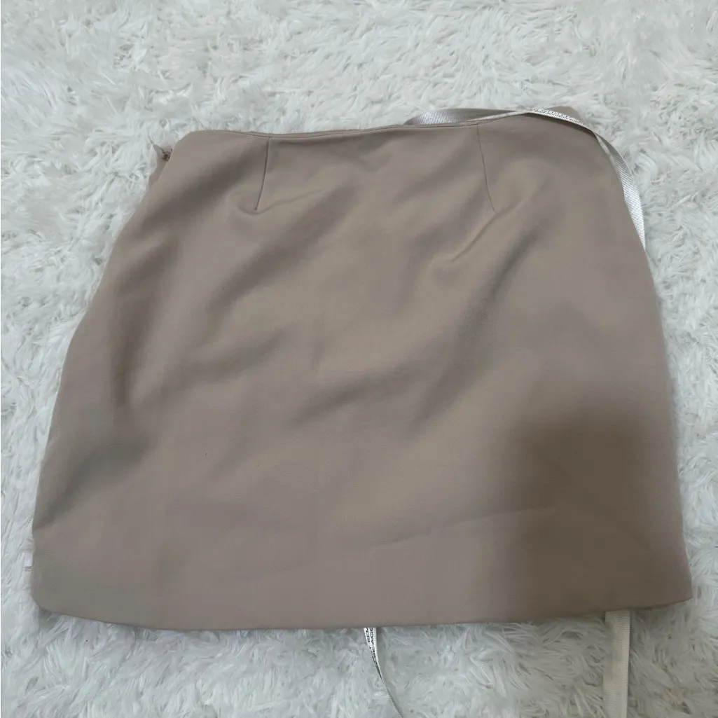 Mistress rocks mini skirt - Image 3