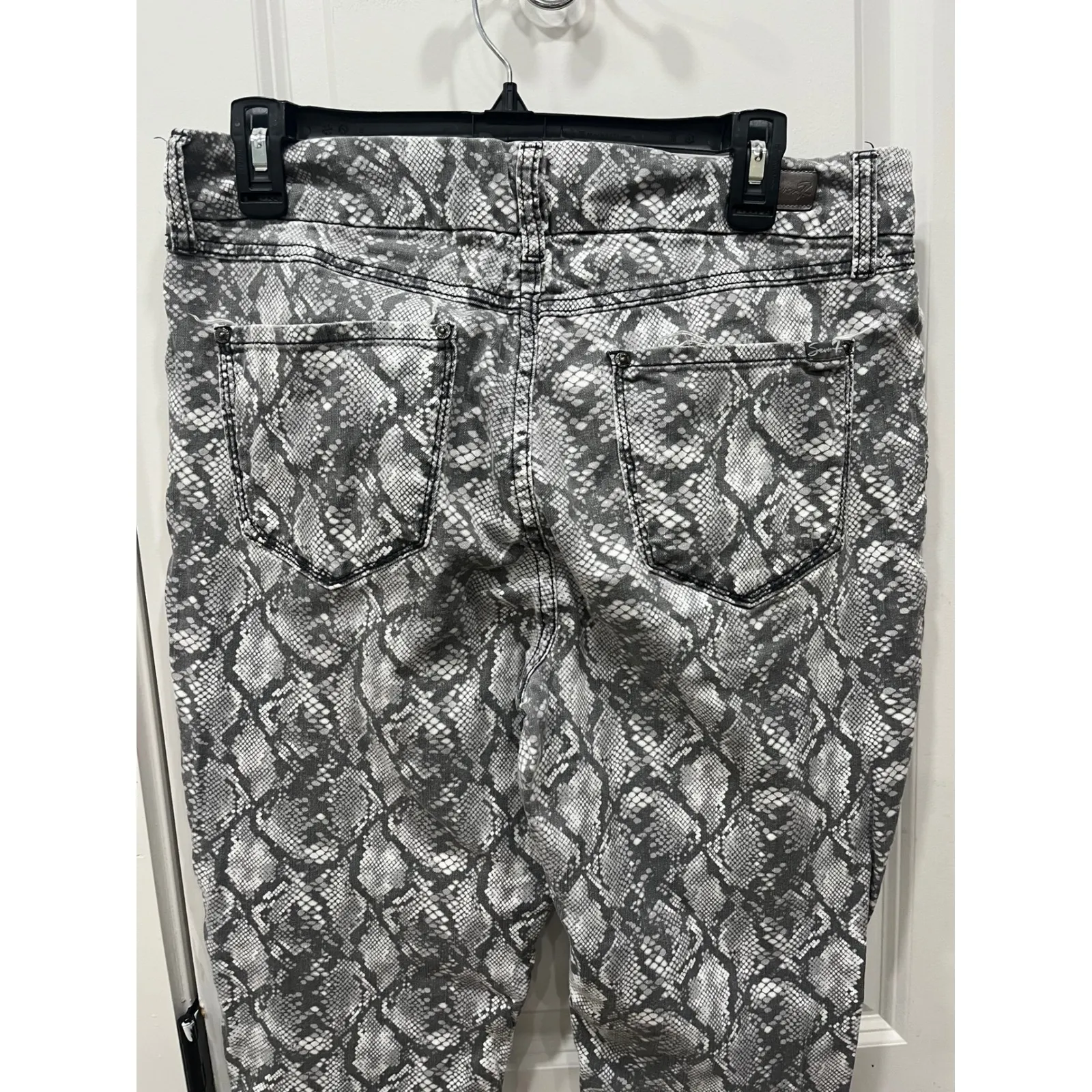 Women's Seven7  Snake Print Jeans Skinny Fit Gray White Denim Pants Size 14 - Image 8