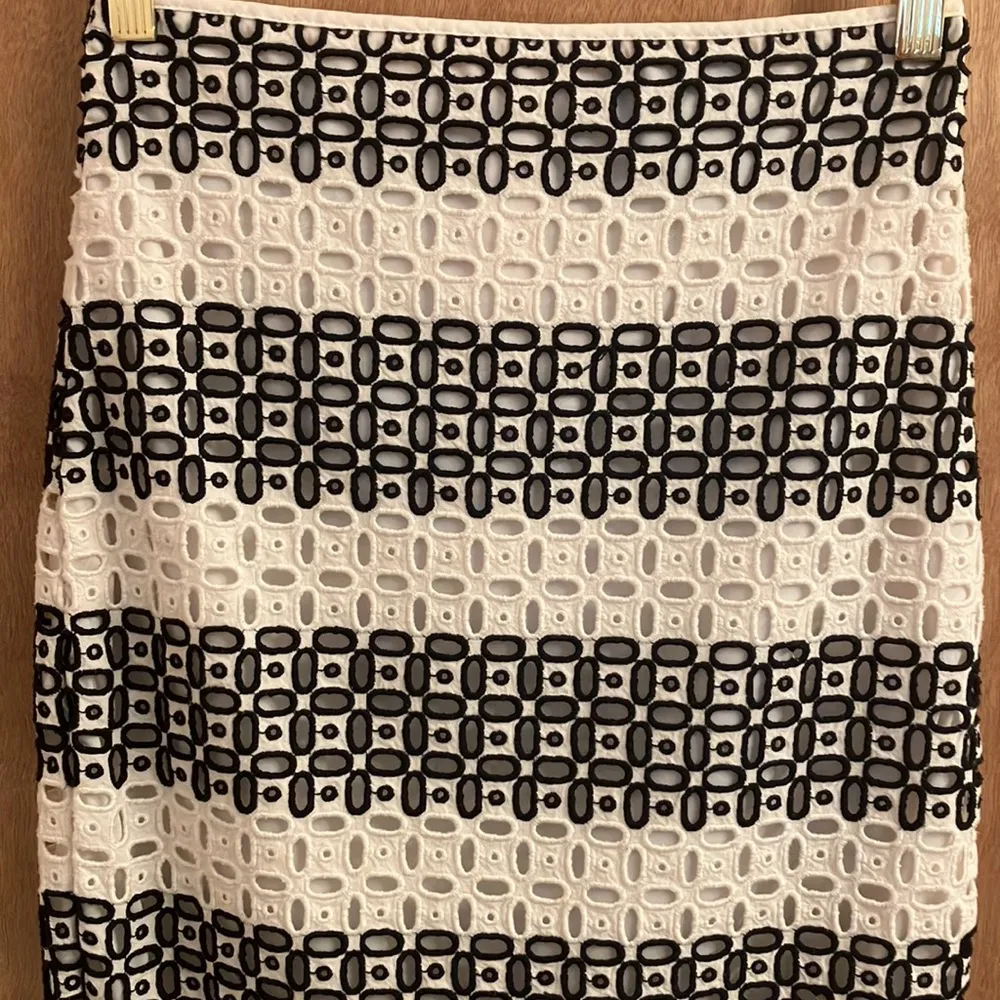 Banana Republic cottage core black and white rugby lace pencil skirt size 0 - Image 2