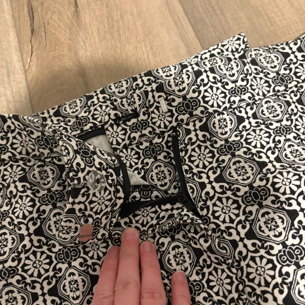 Chico’s Floral Geometric straight leg Dress Pants Navy Blue White size 3R - Image 9