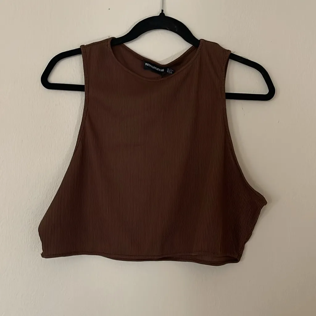 NWT Pretty Little Thing Brown Sleeveless Crop Top Size 18 - Image 2