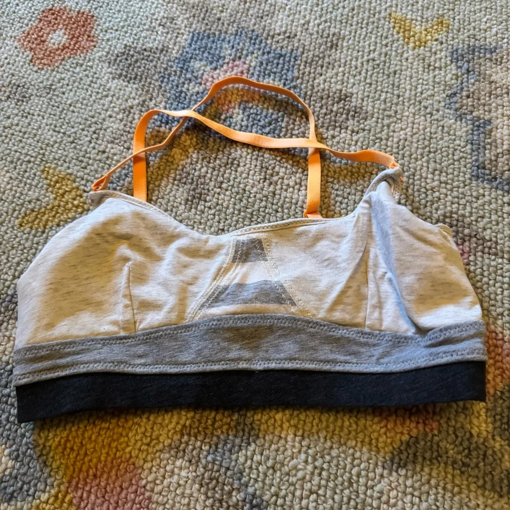 Lululemon  Contentment Triangle Bra Heathered Polar Cream & Silver Slate - Image 4