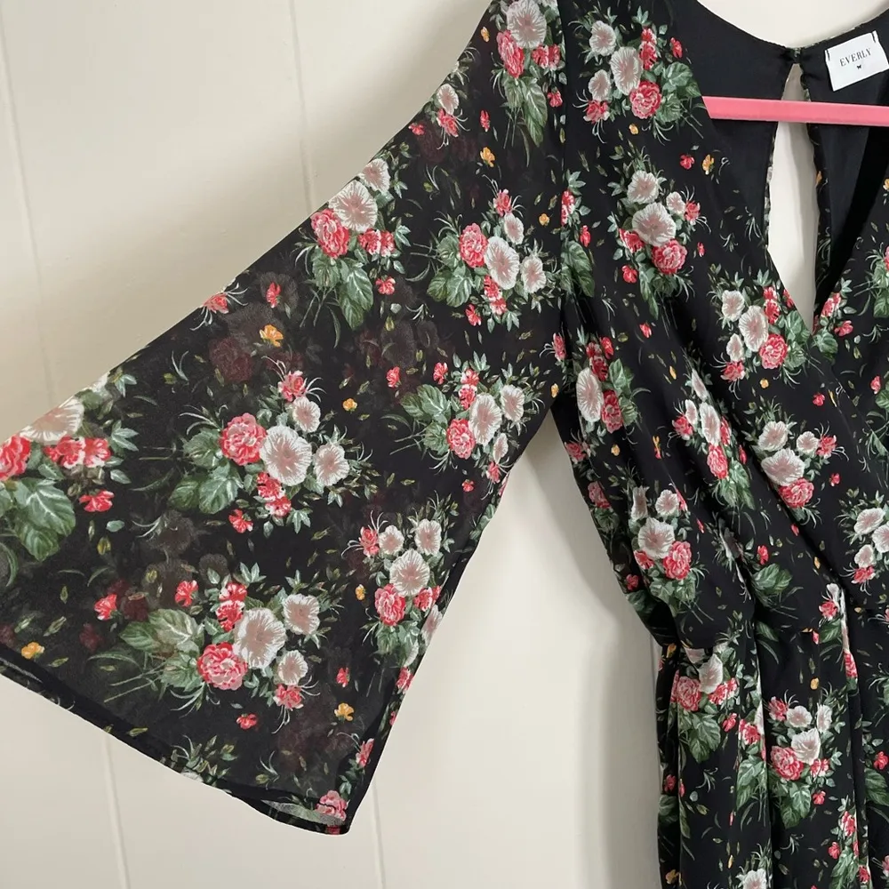 Everly Floral Romper Size Small cold shoulder open back elastic waist lined - Image 3