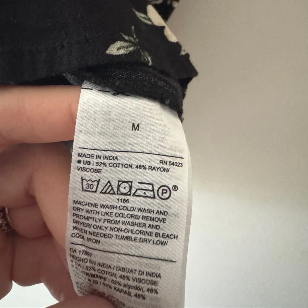 Old Navy Black Floral Printed V Neck Top - Image 6