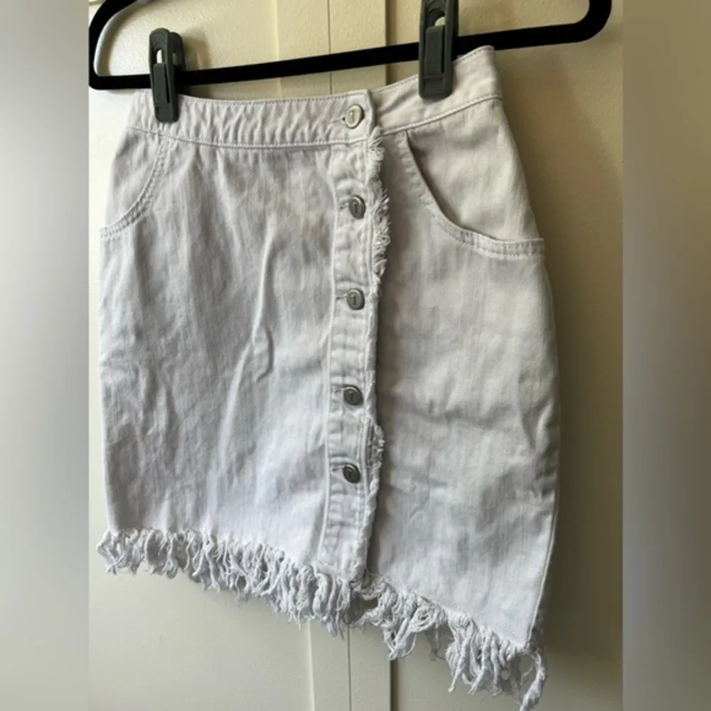 Anthropologie Pilcro & The Letterpress Button White Denim Jean Skirt Sz 0 Petite - Image 2